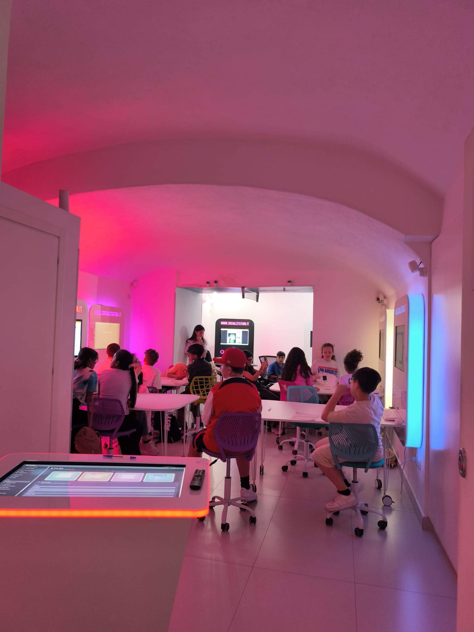 SocialStation DM38 Ready: La prima infrastruttura cooperativa per l'Intelligenza Artificiale nelle scuole