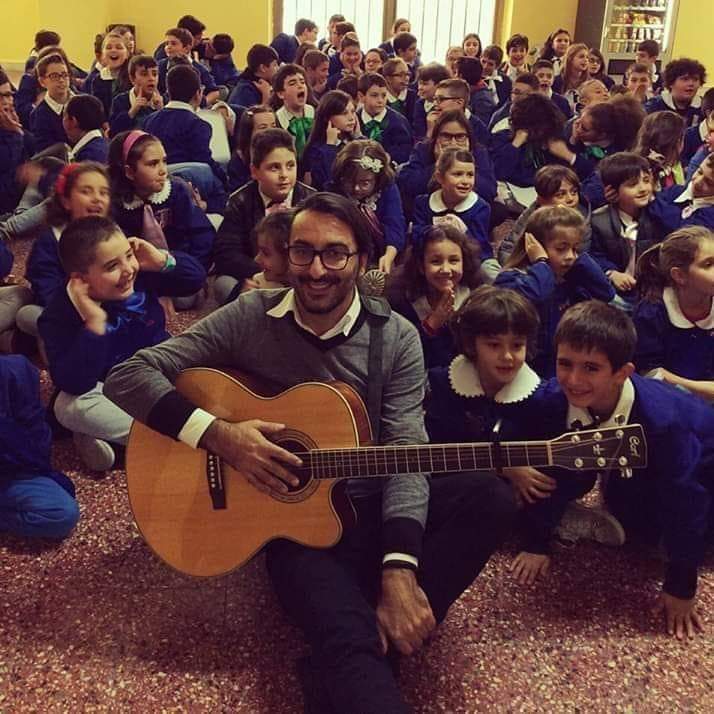Gianluca Lalli – Il cantautore che educa alla fantasia