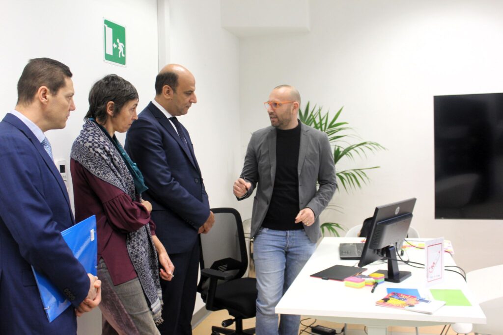 Domenico Di Frenna CEO di ImDea con il Console generale della Repubblica popolare democratica di Algeria, 𝐂𝐡𝐚𝐨𝐮𝐤𝐢 𝐂𝐡𝐞𝐦𝐦𝐚𝐦, accompagnato dal console aggiunto Mr Kissoum, presso gli spazi del nuovo 𝘗𝘰𝘭𝘰 𝘛𝘦𝘤𝘯𝘰𝘭𝘰𝘨𝘪𝘤𝘰 di Napoli, sorto nel quartiere di 𝘚𝘢𝘯 𝘎𝘪𝘰𝘷𝘢𝘯𝘯𝘪 𝘢 𝘛𝘦𝘥𝘶𝘤𝘤𝘪𝘰, Fabbrica Italiana dell'Innovazione.