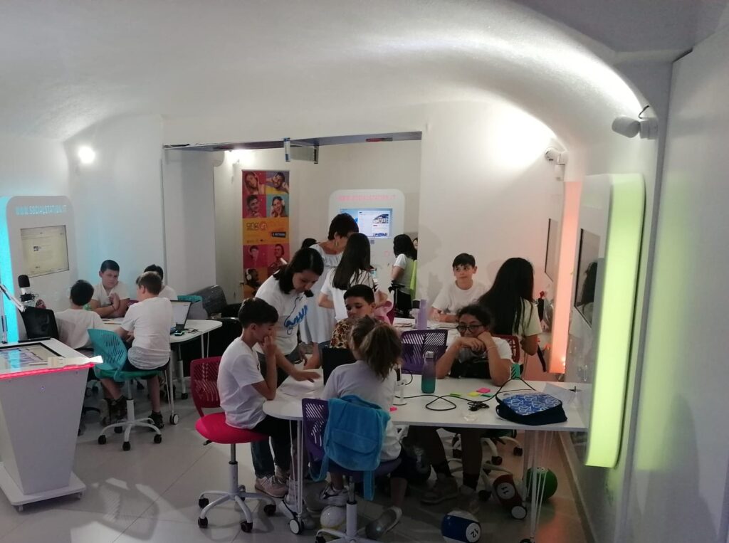 Gli smart contract sono contratti digitali autoeseguibili con i termini dell'accordo direttamente scritti nel codice. Utilizzano la tecnologia blockchain per garantire trasparenza, sicurezza e immutabilità. Una volta stabiliti, questi contratti eseguono automaticamente le azioni previste quando si verificano determinate condizioni.