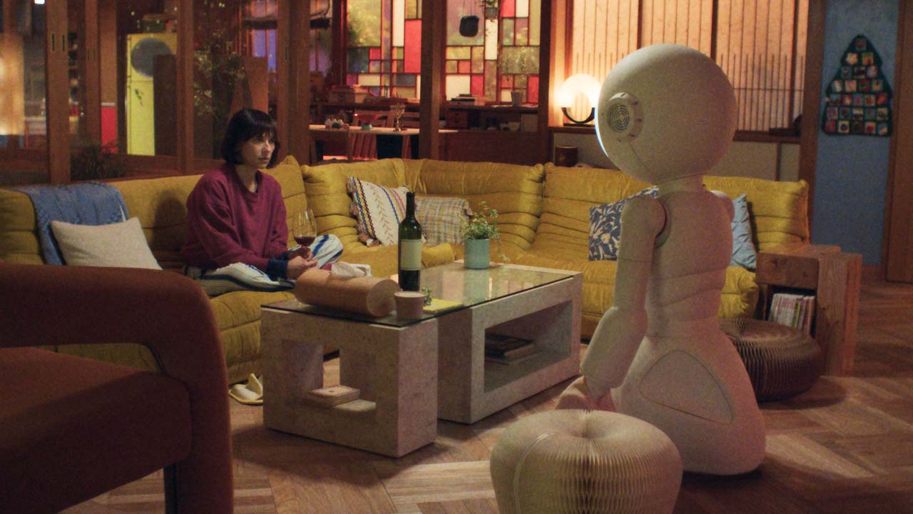 Sunny – La serie tv sulla solitudine nell’era dell’AI