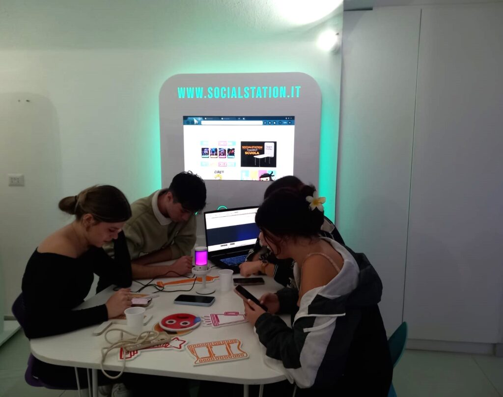 Creare Corsi Personalizzati con il Metodo Thinks4: La Guida Completa per Docenti e Utenti