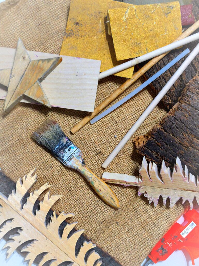 Laboratorio presepe bambini sughero colori PresepeA Lab Attività creativa bambini muschio presepe artigianato natalizio Maestro artigiano laboratorio presepe per bambini Presepe artigianale legno sughero muschio bambini Bambini felici laboratorio presepe artigianato natalizio Attestato partecipazione PresepeA Lab laboratorio bambini Laboratorio PresepeA bambini creatività artigianato natalizio Decorazioni natalizie legno sughero laboratorio bambini