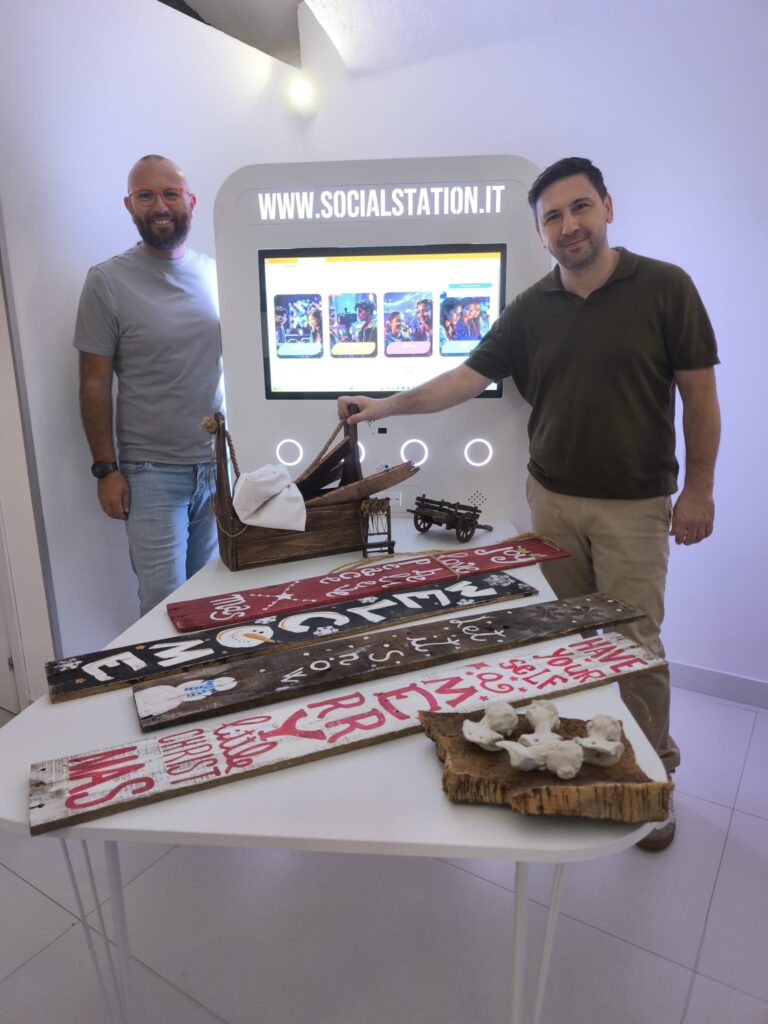 Laboratorio presepe bambini sughero colori PresepeA Lab Attività creativa bambini muschio presepe artigianato natalizio Maestro artigiano laboratorio presepe per bambini Presepe artigianale legno sughero muschio bambini Bambini felici laboratorio presepe artigianato natalizio Attestato partecipazione PresepeA Lab laboratorio bambini Laboratorio PresepeA bambini creatività artigianato natalizio Decorazioni natalizie legno sughero laboratorio bambini